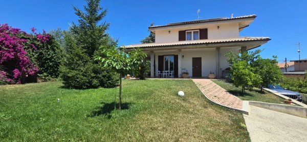 casa indipendente in vendita a Collecorvino in zona Raieta