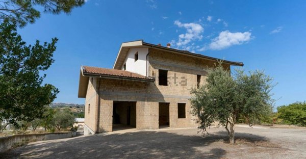 casa indipendente in vendita a Collecorvino in zona Congiunti