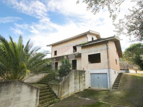casa indipendente in vendita a Collecorvino in zona Congiunti