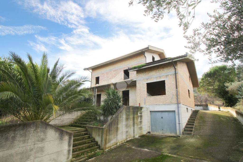 casa indipendente in vendita a Collecorvino in zona Congiunti