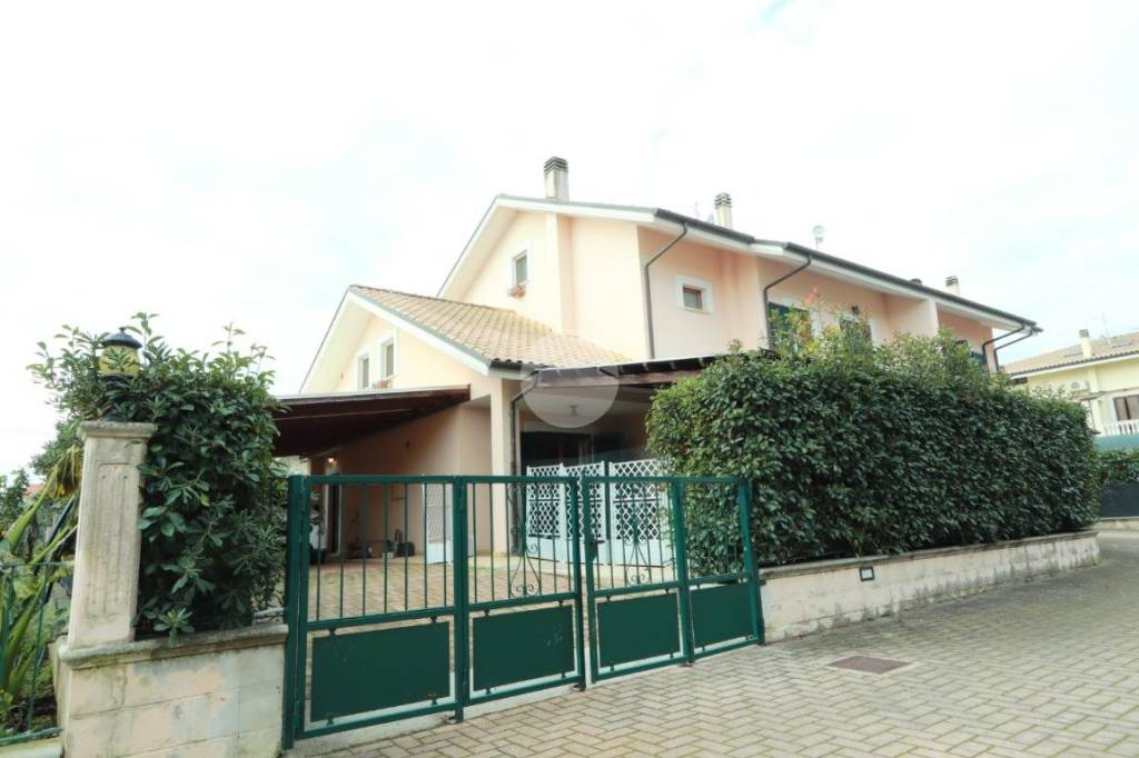 casa indipendente in vendita a Collecorvino