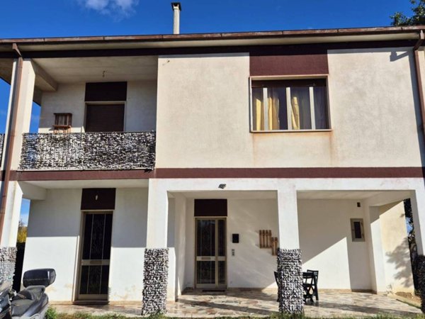 casa indipendente in vendita a Collecorvino