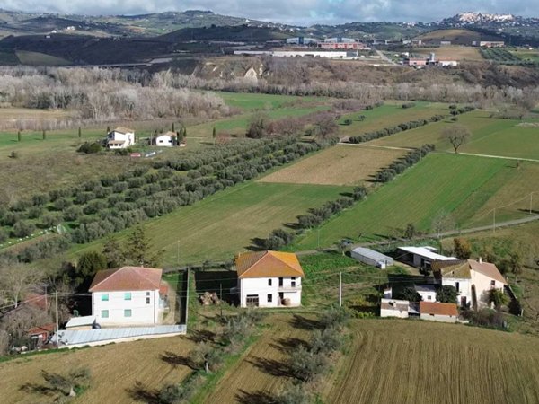 casa indipendente in vendita a Collecorvino