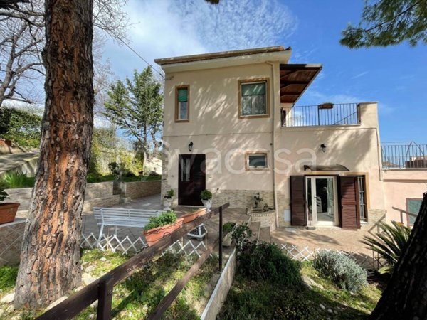 casa indipendente in vendita a Collecorvino