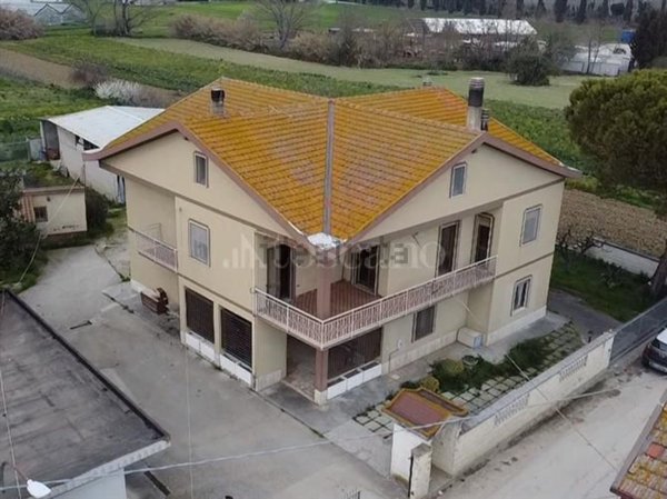 casa semindipendente in vendita a Collecorvino in zona Congiunti