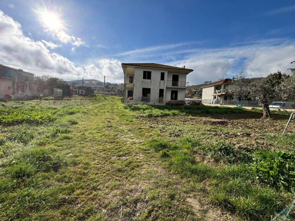 casa indipendente in vendita a Collecorvino