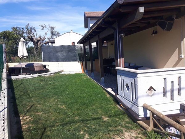 casa indipendente in vendita a Collecorvino in zona Campotino