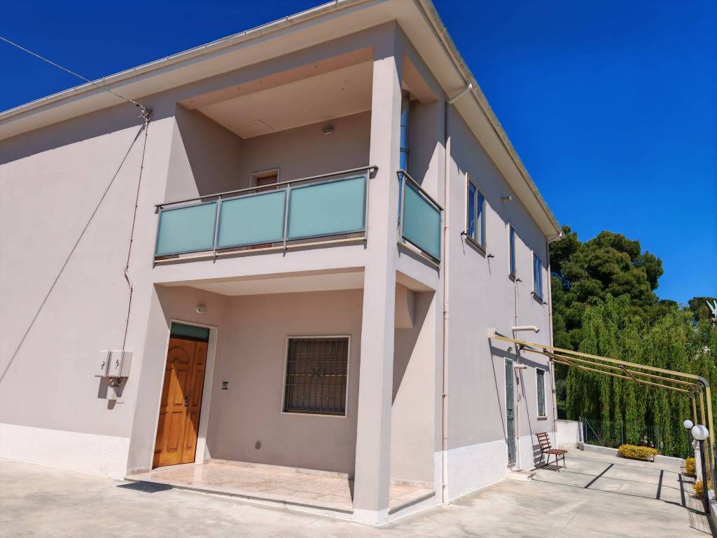 casa indipendente in vendita a Collecorvino