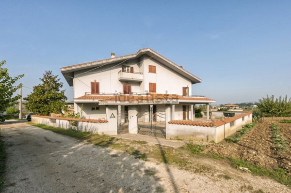 casa indipendente in vendita a Collecorvino in zona Congiunti