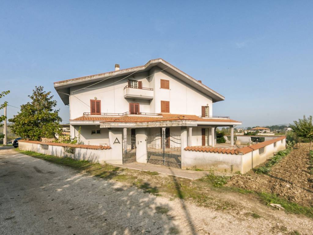 casa indipendente in vendita a Collecorvino in zona Congiunti