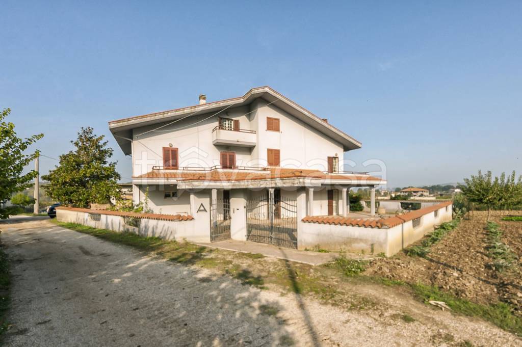 casa indipendente in vendita a Collecorvino in zona Congiunti