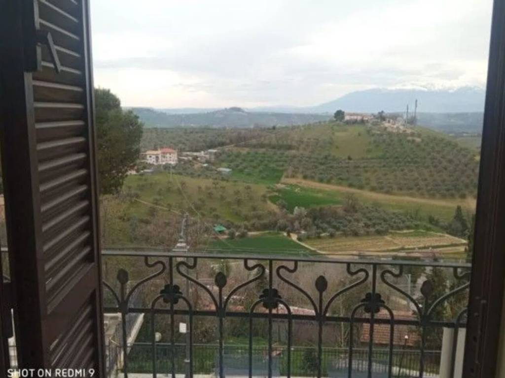 casa indipendente in vendita a Collecorvino in zona Barberi