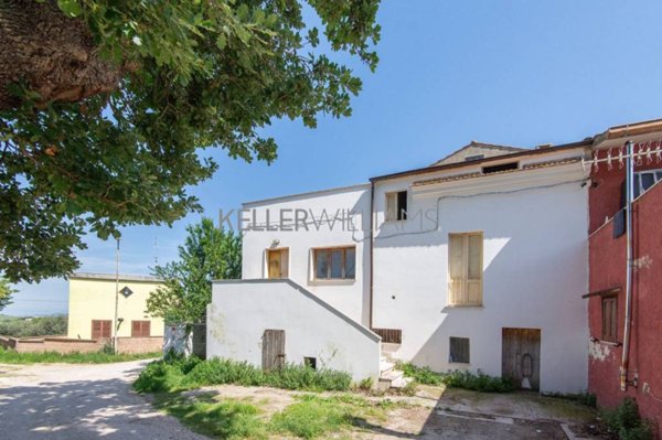 casa indipendente in vendita a Collecorvino in zona Santa Maria