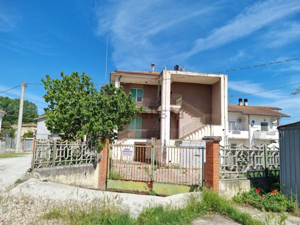 casa indipendente in vendita a Collecorvino in zona Santa Lucia