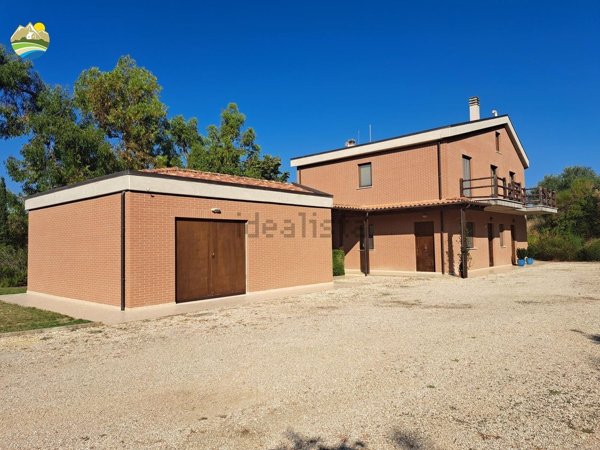 casa indipendente in vendita a Collecorvino in zona Caparrone