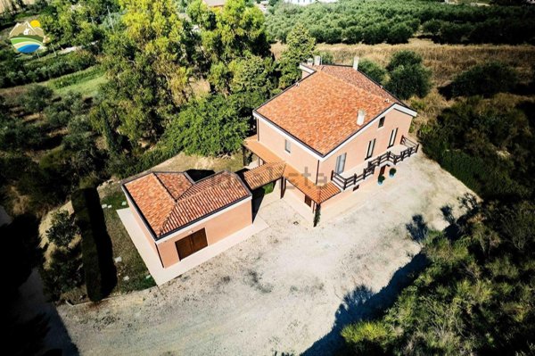 casa indipendente in vendita a Collecorvino in zona Campotino