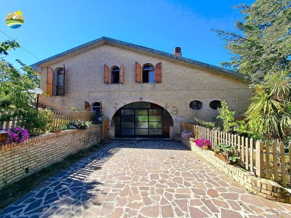 casa indipendente in vendita a Collecorvino in zona Santa Maria