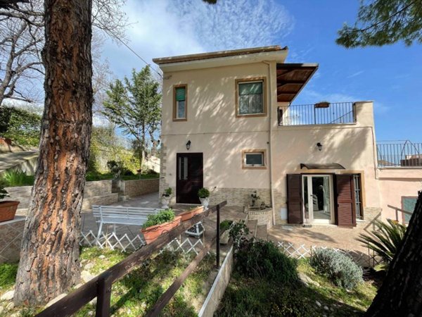 casa indipendente in vendita a Collecorvino in zona Raieta