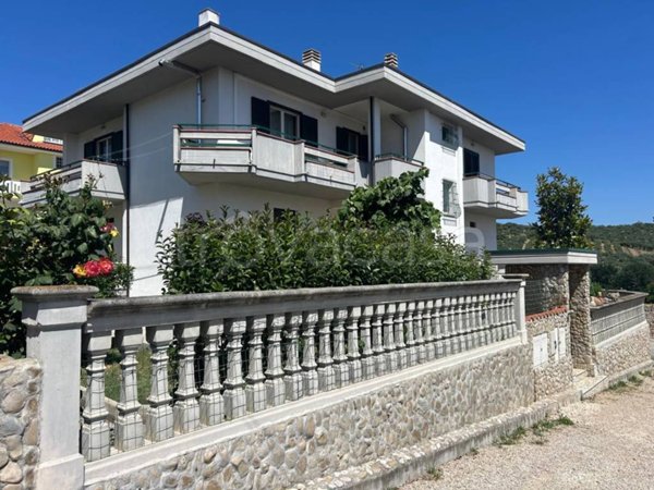 casa indipendente in vendita a Collecorvino