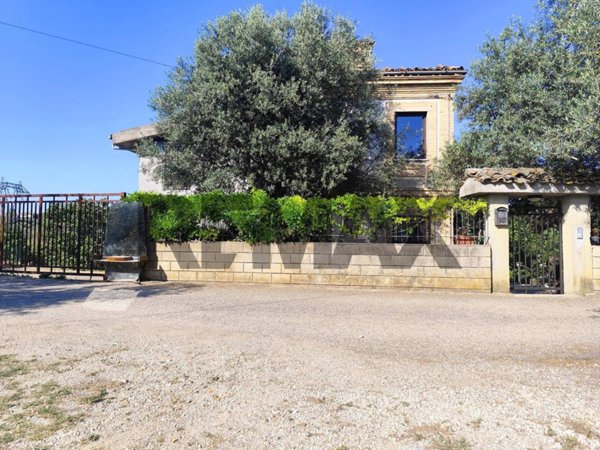 casa indipendente in vendita a Collecorvino in zona Campotino