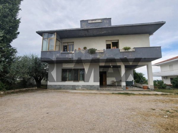 casa indipendente in vendita a Collecorvino in zona Barberi