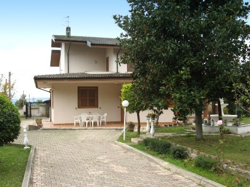 casa indipendente in vendita a Collecorvino in zona Campotino