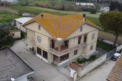 casa indipendente in vendita a Collecorvino