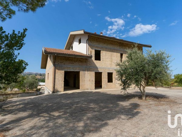 casa indipendente in vendita a Collecorvino in zona Campotino
