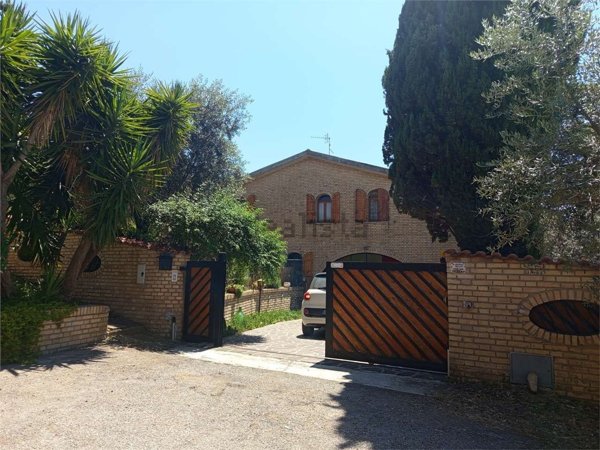 casa indipendente in vendita a Collecorvino in zona Barberi