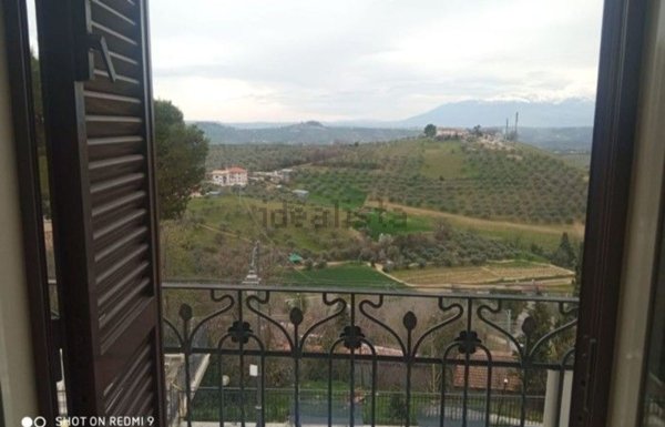 casa indipendente in vendita a Collecorvino in zona Campotino