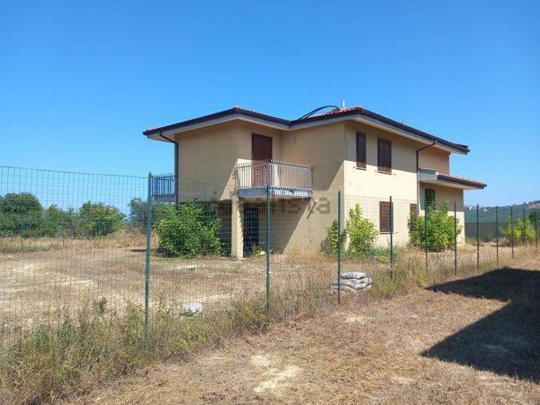 casa indipendente in vendita a Collecorvino in zona Barberi