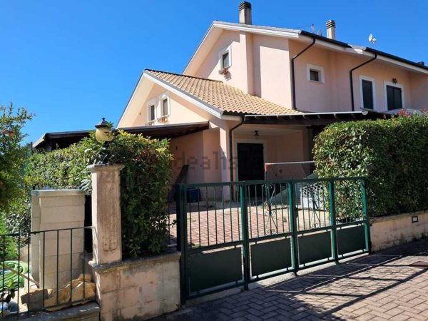 casa indipendente in vendita a Collecorvino in zona Barberi