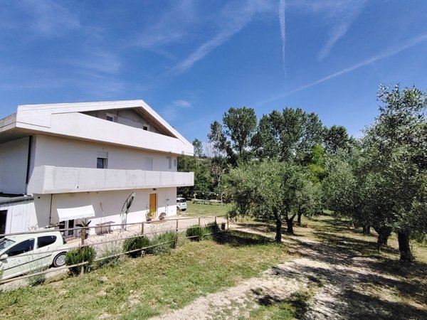 casa indipendente in vendita a Collecorvino in zona Campotino