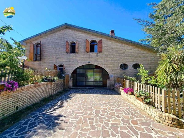 casa indipendente in vendita a Collecorvino in zona Barberi