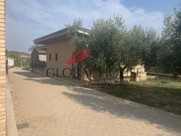 locale di sgombero in vendita ad Elice