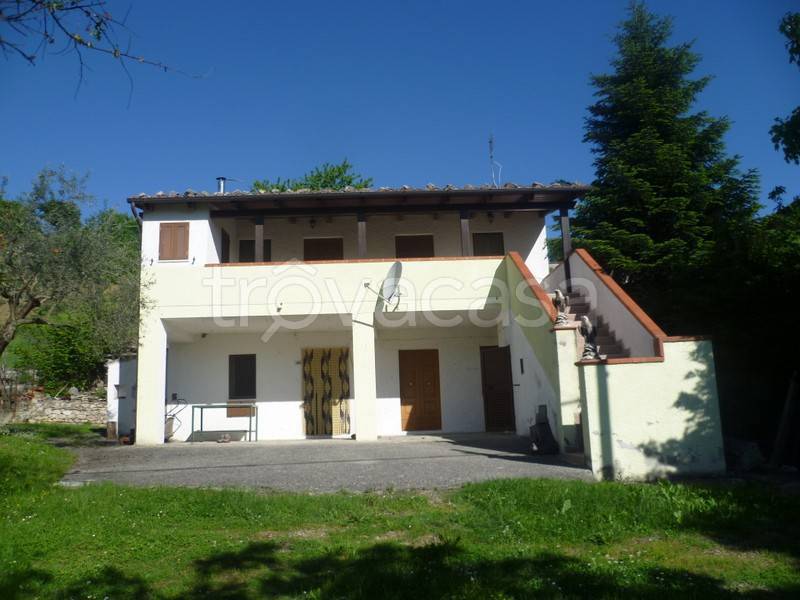 casa indipendente in vendita a Farindola