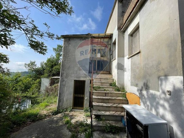 casa indipendente in vendita a Farindola
