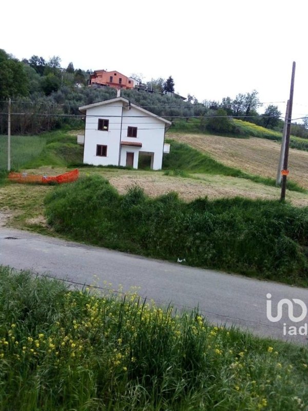 casa indipendente in vendita a Farindola