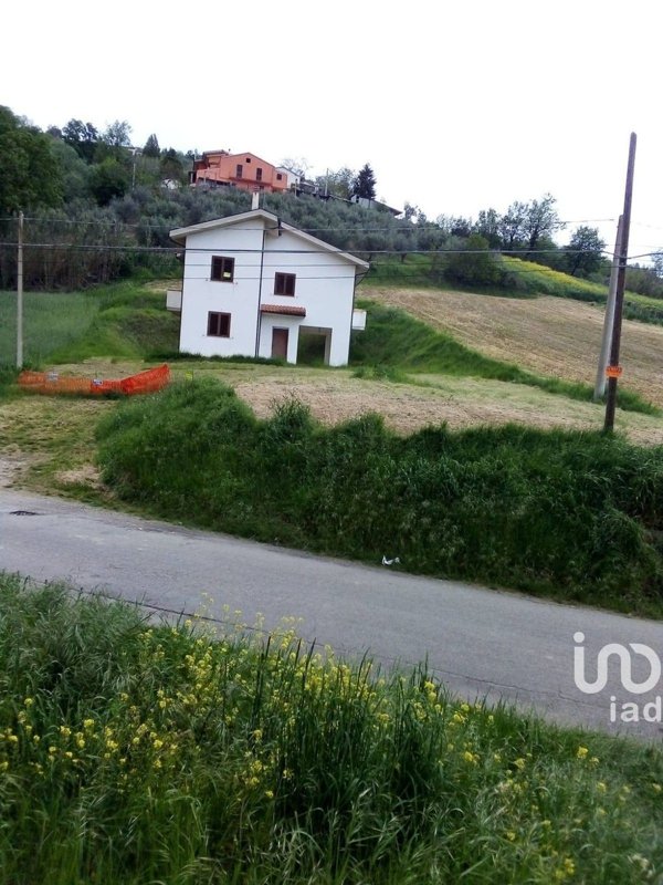 casa indipendente in vendita a Farindola