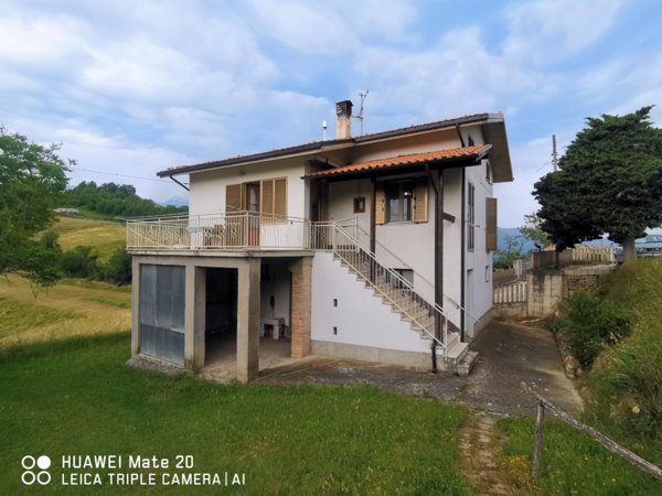 casa indipendente in vendita a Farindola