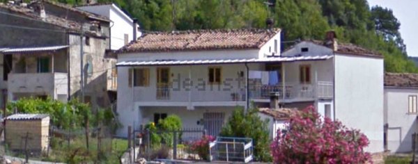 casa indipendente in vendita a Farindola