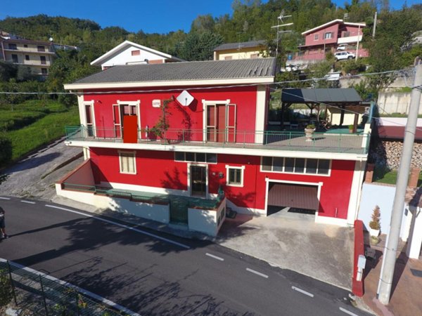 casa indipendente in vendita a Farindola