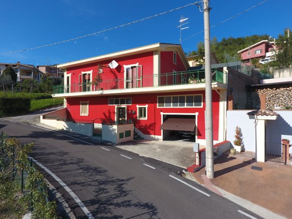 casa indipendente in vendita a Farindola in zona Santa Maria