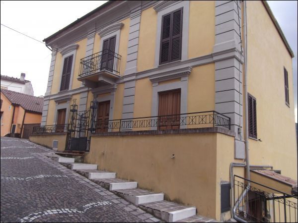 casa indipendente in vendita a Farindola