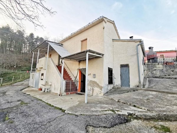 casa indipendente in vendita a Farindola