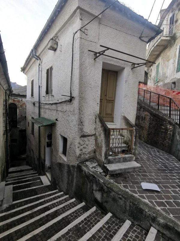 casa indipendente in vendita a Farindola