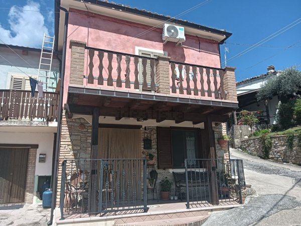 casa indipendente in vendita a Farindola