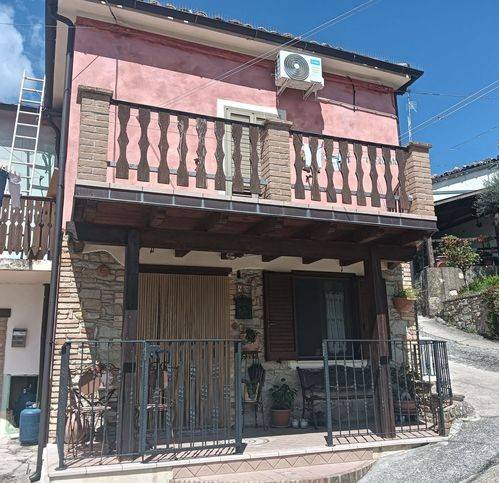 casa indipendente in vendita a Farindola