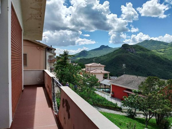 casa indipendente in vendita a Farindola