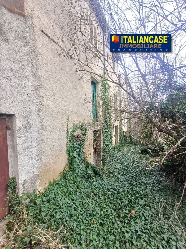 casa indipendente in vendita a Farindola in zona Fiano